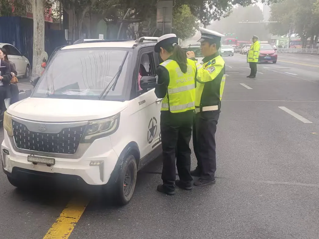 駐馬店交警開展非機動車交通違法專項整治行動