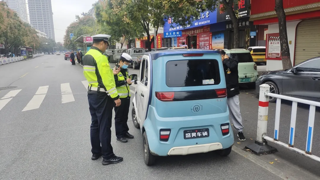 駐馬店交警開展非機動車交通違法專項整治行動