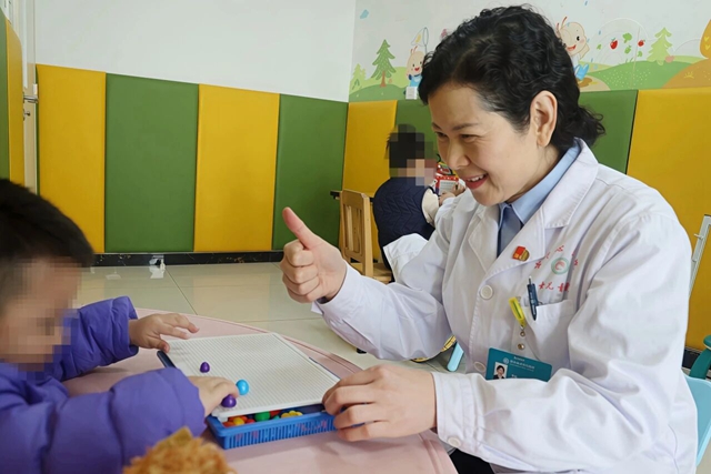 袁俊梅醫(yī)生:用愛與專業(yè)守護“折翼天使”康復路