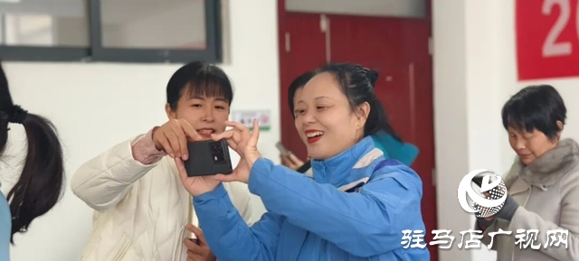 手機(jī)攝影走進(jìn)“銀發(fā)族” 泌陽公益課堂手把手教學(xué)“細(xì)節(jié)拉滿”