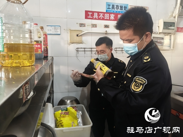 守護(hù)師生“舌尖安全”：駐馬店市市場(chǎng)監(jiān)管局開(kāi)發(fā)區(qū)分局突擊“回頭看”校園食堂