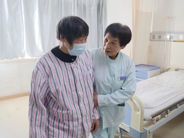 駐馬店市中心醫(yī)院——退休十年堅(jiān)守病房，石艷菊用感恩之心溫暖患者