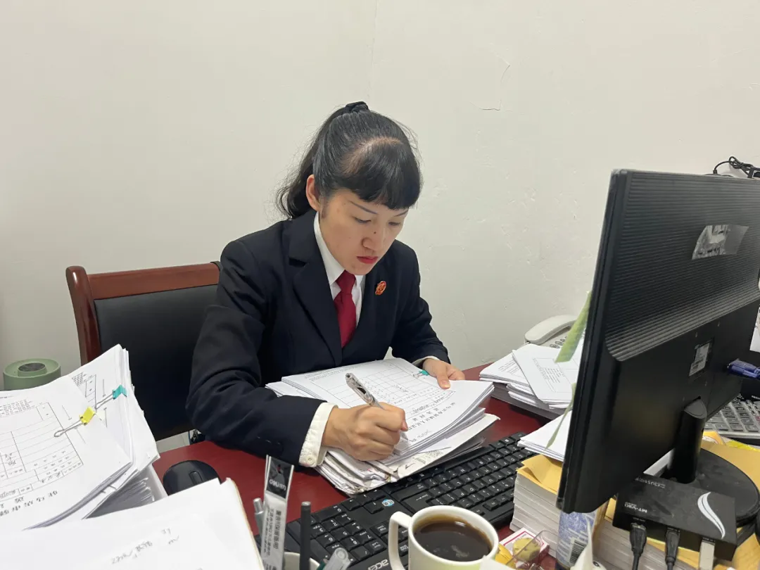在平凡崗位上守護司法初心——記驛城區(qū)法院立案庭法官助理張梅杰的一天