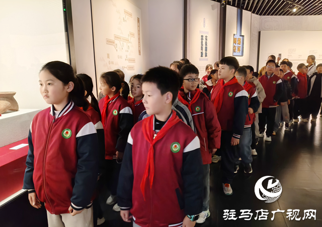 駐馬店經(jīng)濟(jì)開發(fā)區(qū)金雀路小學(xué)開展“探尋蔡國(guó)歷史 感受文化魅力”親子主題實(shí)踐活動(dòng)?