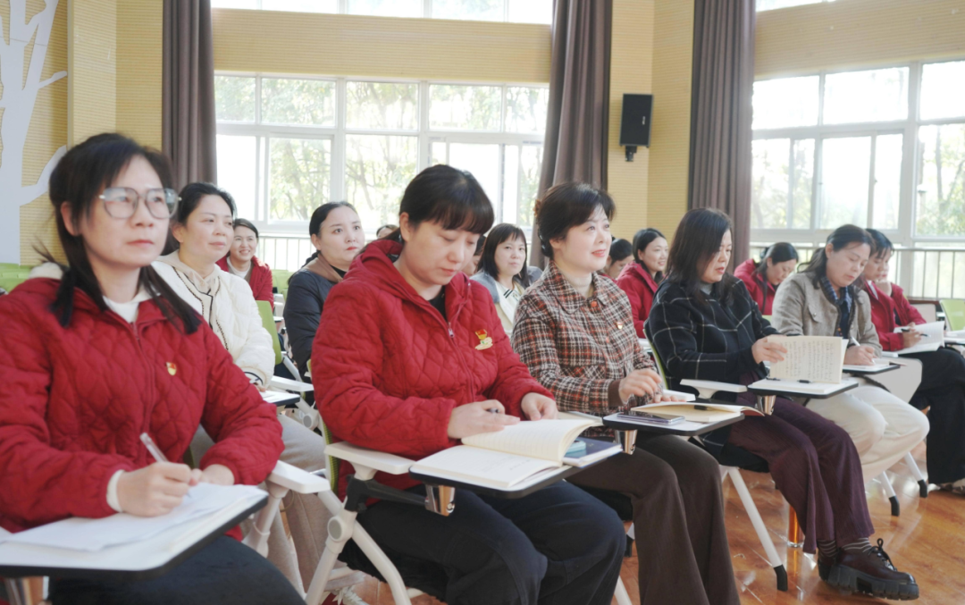 駐馬店市實(shí)驗(yàn)幼兒園開展“從閱兵方陣到家鄉(xiāng)英雄”主題黨課