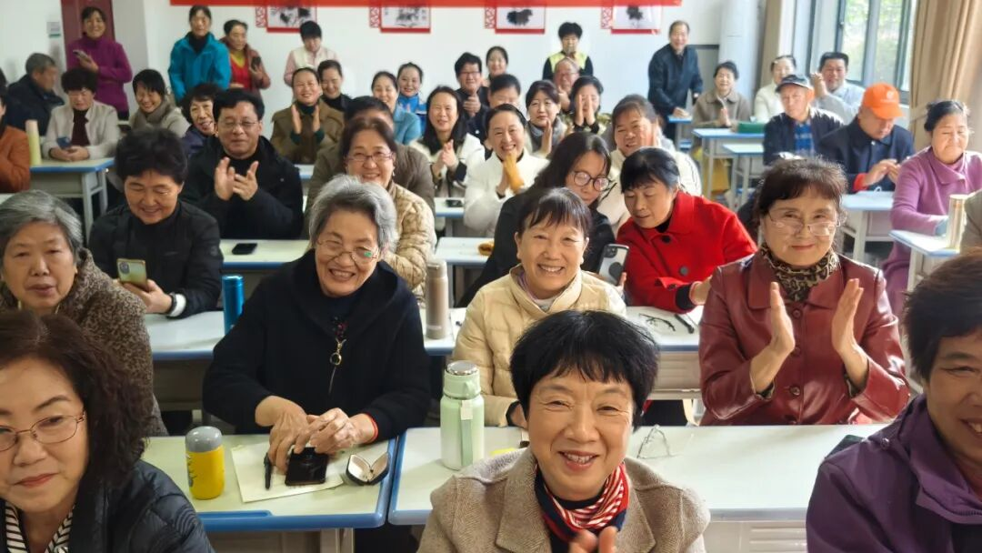 手機(jī)攝影走進(jìn)“銀發(fā)族” 泌陽公益課堂手把手教學(xué)“細(xì)節(jié)拉滿”