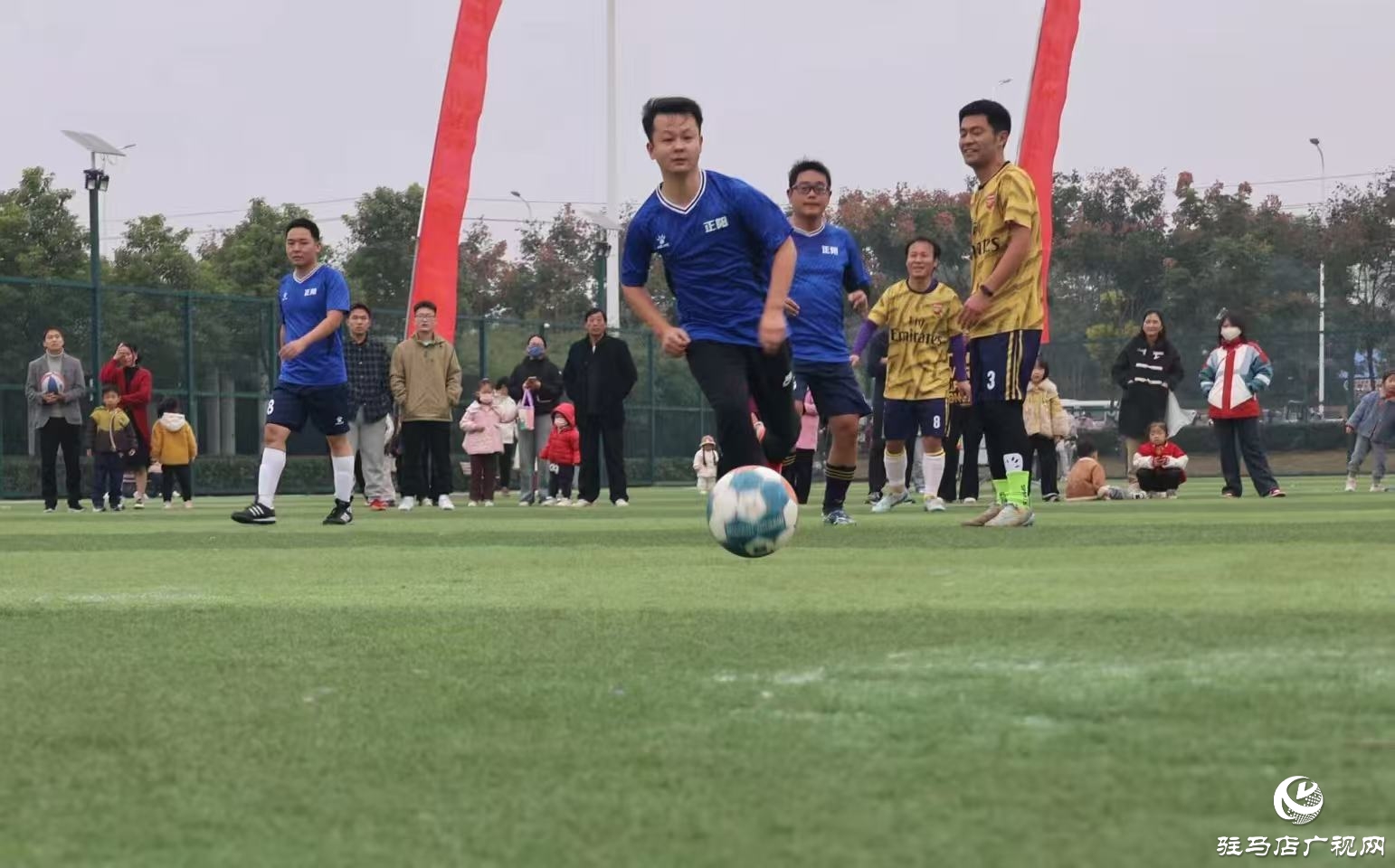 正陽(yáng)縣首屆“新聯(lián)杯”公益足球賽激情開賽