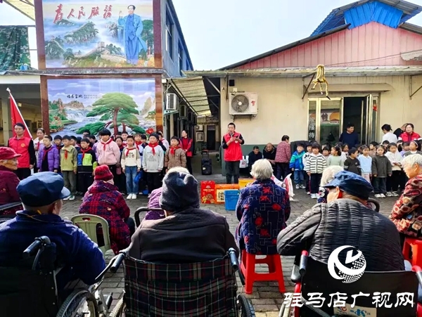 平輿縣身邊好人協(xié)會攜射橋鎮(zhèn)第一小學(xué)師生志愿者赴敬老院送溫暖