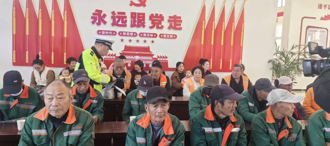 遂平交警:交通安全宣講守護(hù)老人出行安全