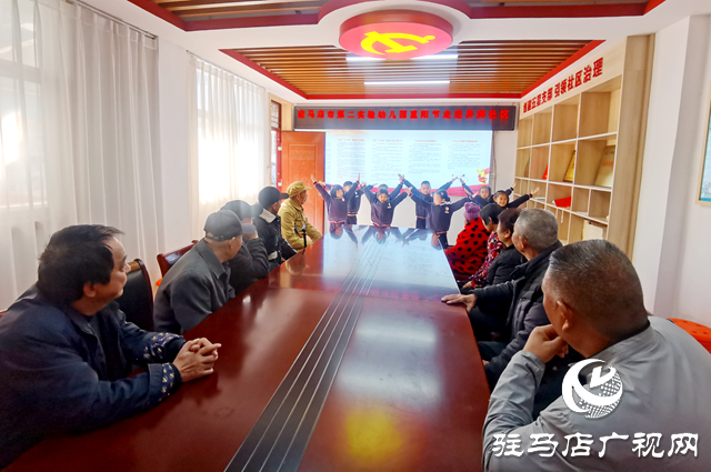 菊香滿庭暖重陽 童心敬老潤花?