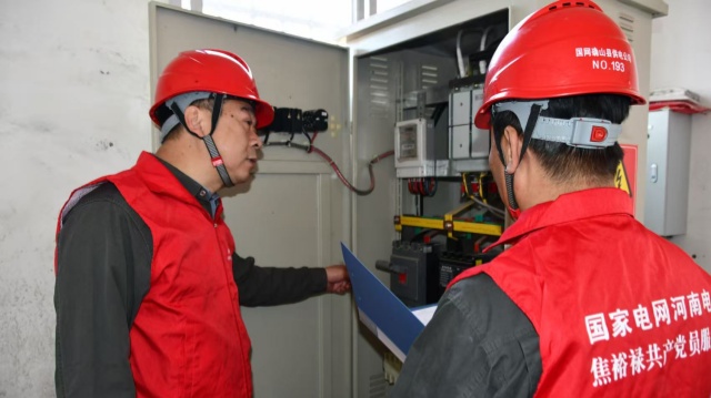 確山縣供電公司:開展“秋季安全用電進(jìn)企業(yè)”專項(xiàng)服務(wù)