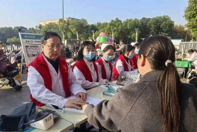 暖心義診踐初心 健康科普惠民生——駐馬店市中醫(yī)院開(kāi)展系列惠民行動(dòng)守護(hù)群眾健康