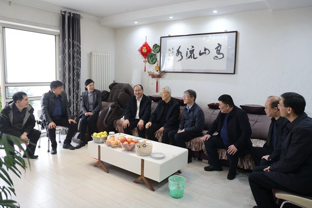 重陽敬老暖金秋 深情慰問傳溫情——駐馬店市中心醫(yī)院開展離退休老職工慰問活動