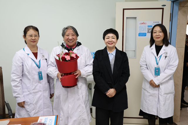 駐馬店市中醫(yī)院開展重陽節(jié)慰問返聘高齡專家活動