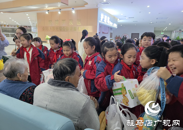 駐馬店實(shí)驗(yàn)小學(xué)：重陽節(jié)走進(jìn)養(yǎng)老院 溫情陪伴傳敬老美德??