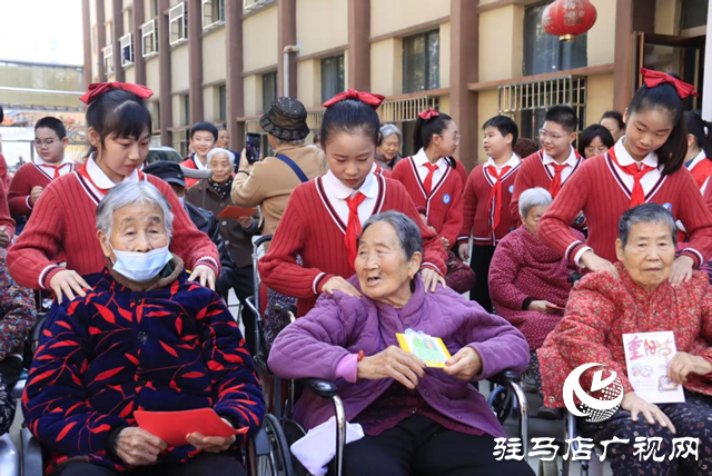 駐馬店第二實(shí)驗(yàn)小學(xué)開展重陽節(jié)敬老活動