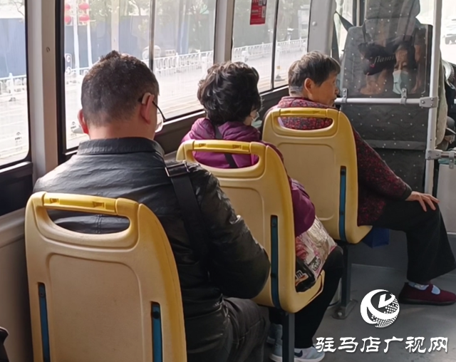 駐馬店??：公交車座椅加裝軟墊 暖心舉措提升出行體驗(yàn)?