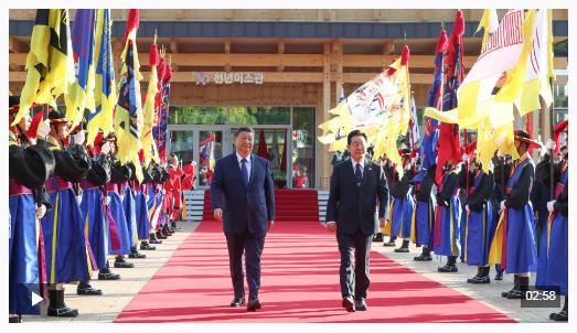 獨家視頻丨習近平乘車抵達慶州博物館 韓國總統(tǒng)熱情迎接