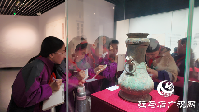 駐馬店市第二十五小學(xué)組織學(xué)生參觀市博物館“蔡國六百年”專題展廳 