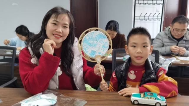 駐馬店市總工會(huì)舉行宋錦團(tuán)扇制作公益課堂