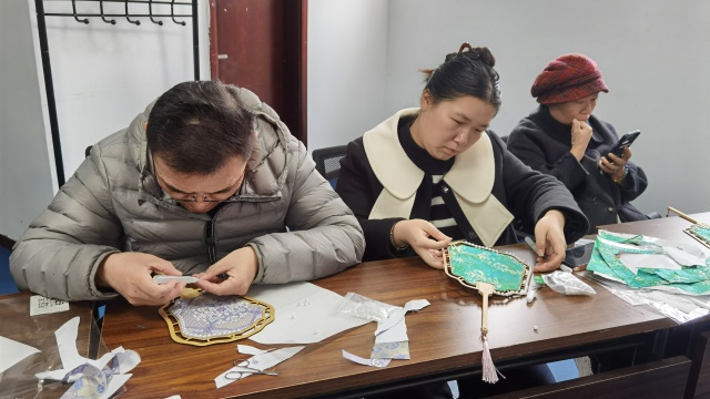 駐馬店市總工會舉行宋錦團(tuán)扇制作公益課堂