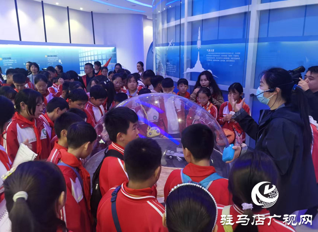 駐馬店市第三十七小學(xué)開展“探索氣象科學(xué)規(guī)律”研學(xué)實(shí)踐活動