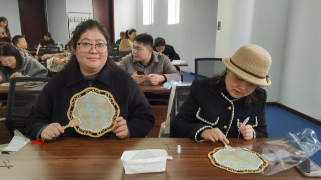 駐馬店市總工會舉行宋錦團(tuán)扇制作公益課堂