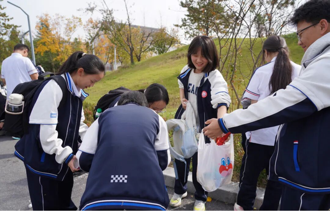 駐馬店市第二高級(jí)中學(xué)這場(chǎng)“行走的思政課”獲贊無(wú)數(shù)