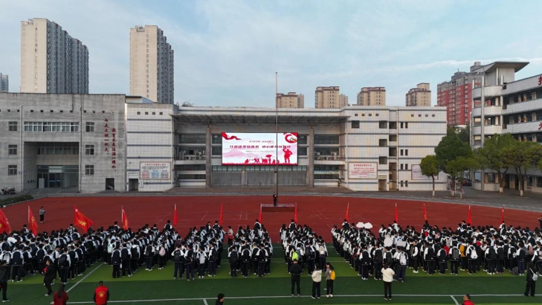 駐馬店市第二高級(jí)中學(xué)這場(chǎng)“行走的思政課”獲贊無(wú)數(shù)
