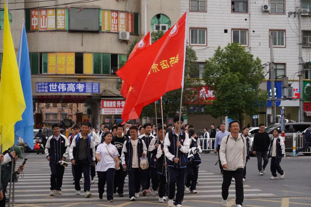 駐馬店市第二高級(jí)中學(xué)這場(chǎng)“行走的思政課”獲贊無(wú)數(shù)