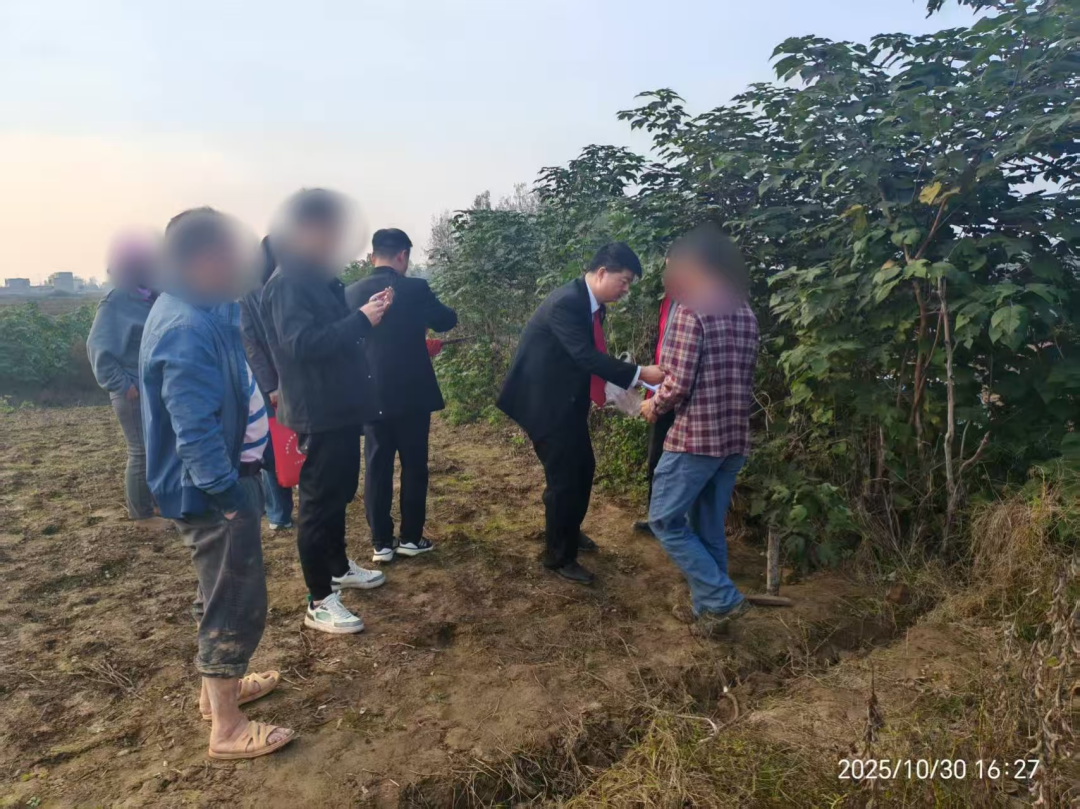 多方聯(lián)動(dòng)化積怨 快速高效護(hù)秋耕:正陽法院田間地頭調(diào)解耕地糾紛