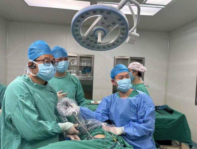 頸腹雙單孔，手術(shù)不開胸——駐馬店市中醫(yī)院心胸外科微創(chuàng)技術(shù)實(shí)現(xiàn)新突破