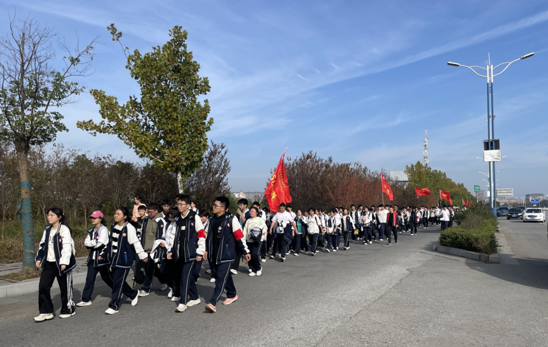 駐馬店市第二高級(jí)中學(xué)這場(chǎng)“行走的思政課”獲贊無(wú)數(shù)