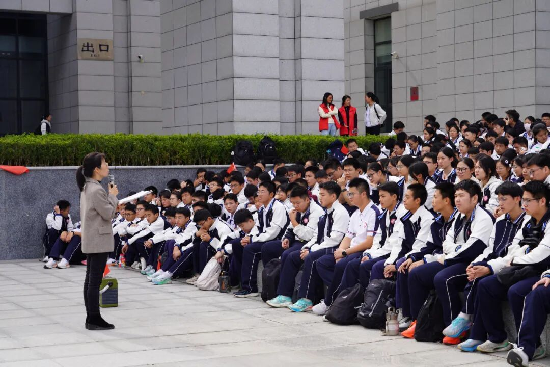 駐馬店市第二高級(jí)中學(xué)這場(chǎng)“行走的思政課”獲贊無(wú)數(shù)