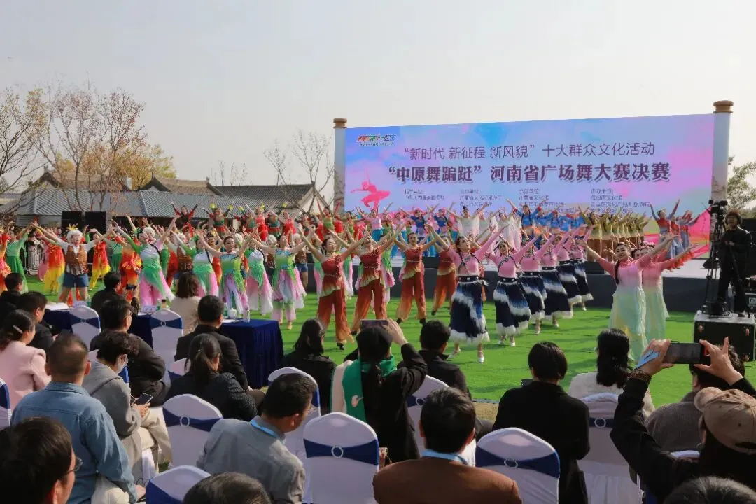 駐馬店兩支廣場(chǎng)舞隊(duì)伍精彩亮相2025年“中原舞蹁躚”河南省廣場(chǎng)舞大賽決賽