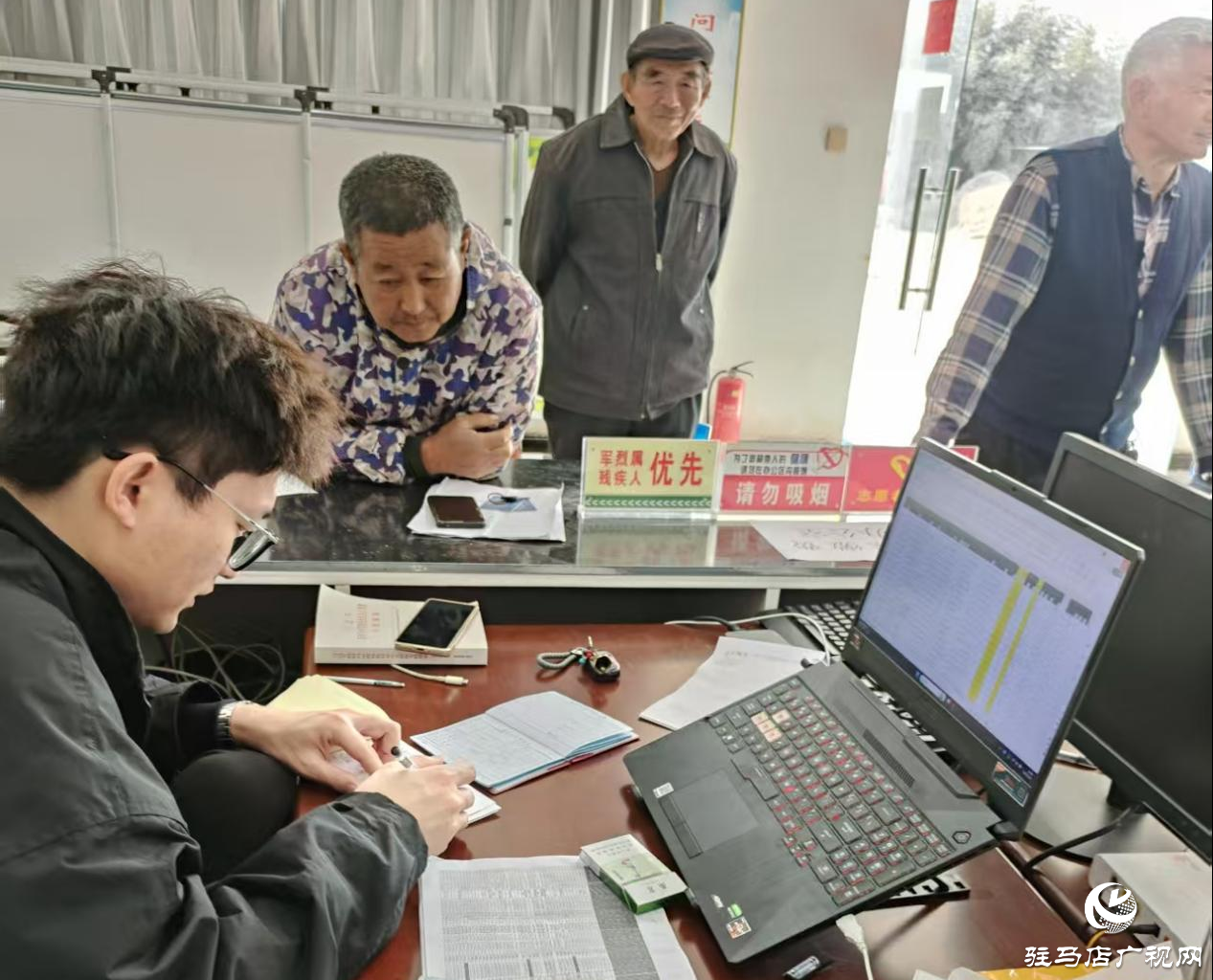 平輿縣萬金店鎮(zhèn)：入戶宣傳解民憂，代繳服務(wù)暖人心