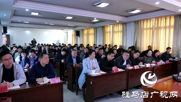 平輿縣委常委、縣紀(jì)委書記、縣監(jiān)委代理主任王娟為縣委黨校2025年秋季主體培訓(xùn)班學(xué)員上紀(jì)律教育課