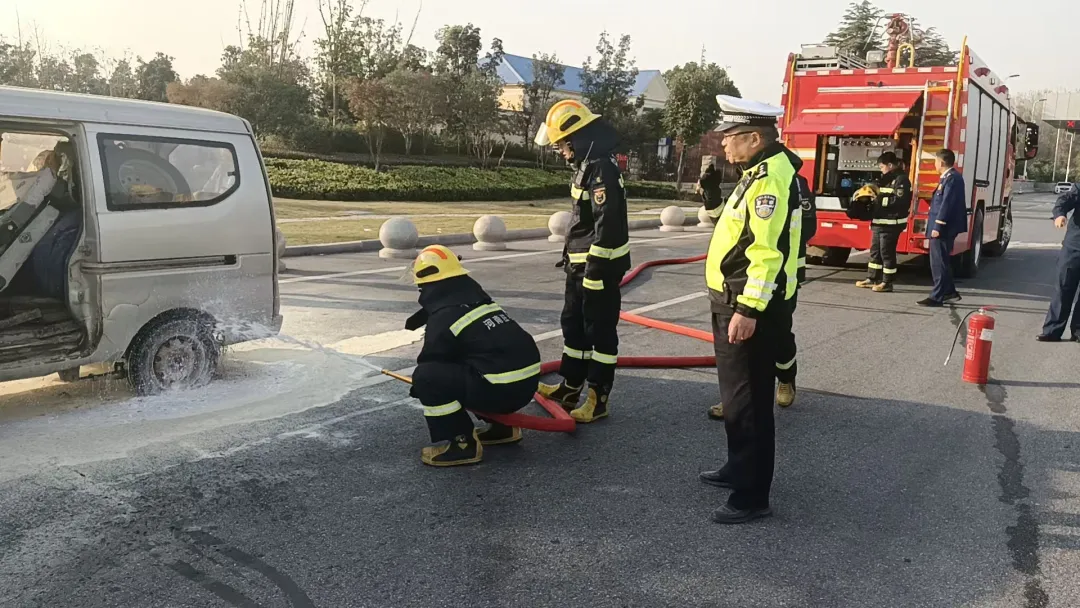 遂平高速驚魂：交警、高速與消防的生死時速救援
