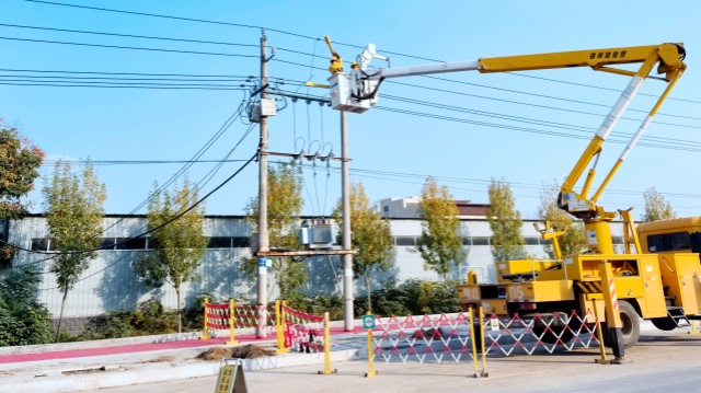 國網(wǎng)平輿縣供電公司：帶電作業(yè)除隱患，護(hù)航企業(yè)穩(wěn)生產(chǎn)