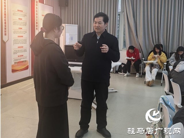 駐馬店職業(yè)技術(shù)學(xué)院黨委書記蘇新留 深入教學(xué)一線隨堂聽課與學(xué)子共話理想信念?