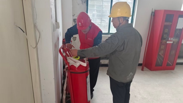 國(guó)網(wǎng)新蔡縣供電公司:嚴(yán)檢細(xì)查筑防線 護(hù)航冬季電網(wǎng)安全