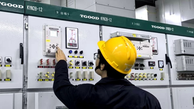 國(guó)網(wǎng)平輿縣供電公司：夜間巡視護(hù)電網(wǎng) 迎峰度冬早準(zhǔn)備