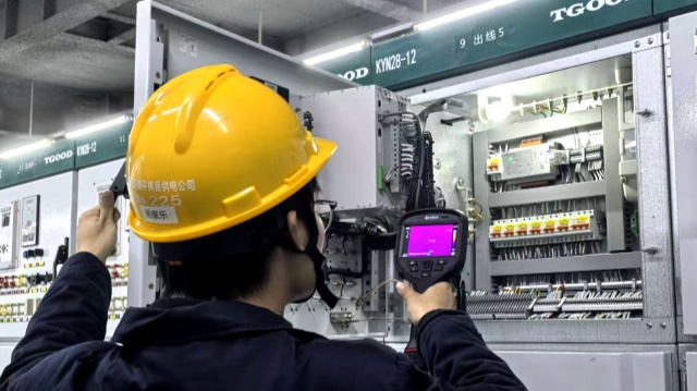 國(guó)網(wǎng)平輿縣供電公司：夜間巡視護(hù)電網(wǎng) 迎峰度冬早準(zhǔn)備