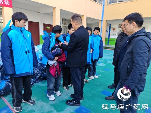 河南藍(lán)盾保安公司“情系特殊教育關(guān)愛特殊兒童” 愛心暖衣捐贈活動在平輿縣特殊教育學(xué)校舉行