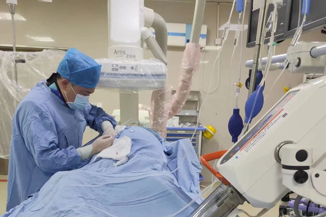 仁心妙術(shù)除病痛 巾幗風(fēng)采暖人心