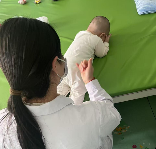從肌張力高到自如爬行站立，六月齡寶寶的康復答卷暖心呈現(xiàn)！