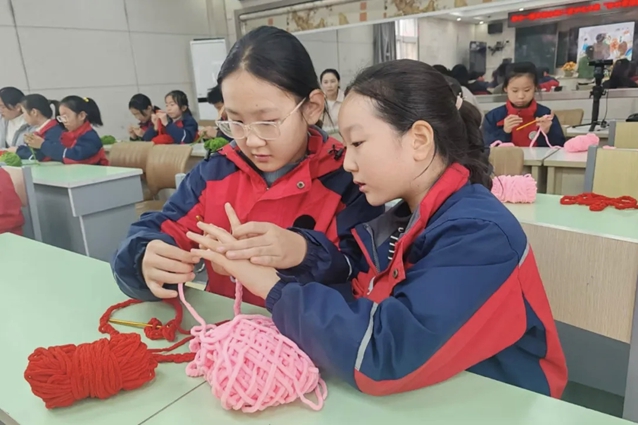指尖傳承非遺！駐馬店“非遺新芽計劃”鉤編活動走進小學