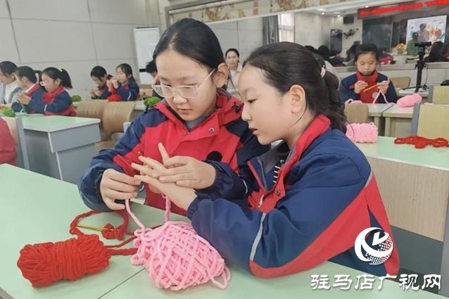 指尖傳承非遺！駐馬店“非遺新芽計劃”鉤編活動走進小學