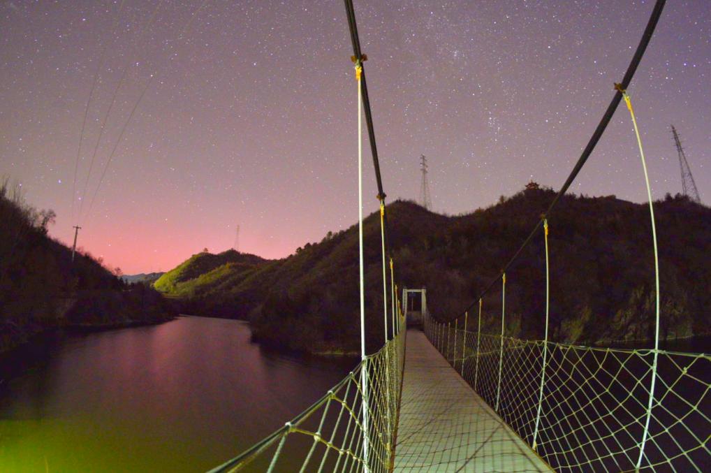 一大波美圖來了，他們在我國北方多地拍到了極光！