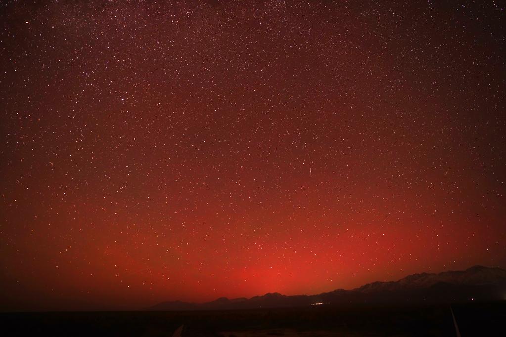 一大波美圖來了，他們在我國北方多地拍到了極光！